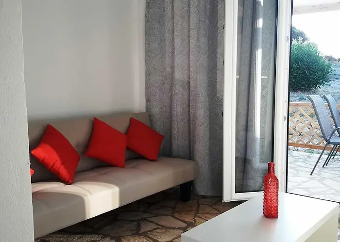 έλλη στούντιος και Παραλία Αλμυρού