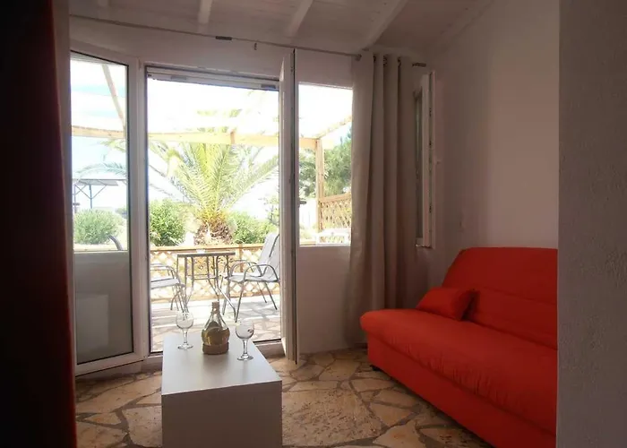 έλλη στούντιος και 4* Παραλία Αλμυρού