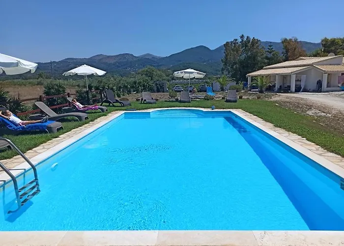Πανσιόν έλλη στούντιος και Παραλία Αλμυρού