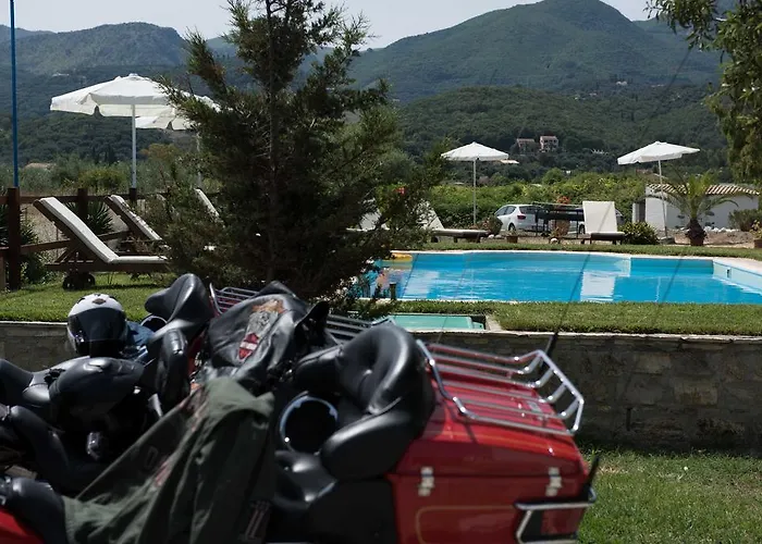 έλλη στούντιος και Παραλία Αλμυρού