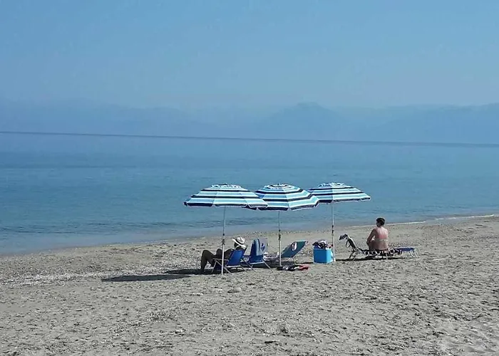 Elli And Paralía Almirú
